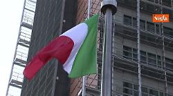 La bandiera italiana sventola a Bruxelles a fianco a quella Ue in onore di Mattarella