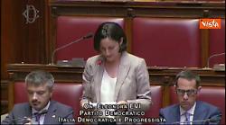 Eleonora Evi (Pd) recita 2030 degli Articolo 31 in Aula: Con Dl sicurezza rischiamo "democratura"
