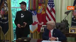 Finiscono i 130 giorni del mandato di Elon Musk alla Casa Bianca, Trump gli dona una chiave d'oro