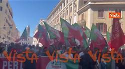 Manifestazione a Roma contro il dl Sicurezza, al corteo danze e suono di tamburi
