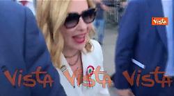 "Ciao Alex", la premier Meloni saluta il Direttore di Vista al suo arrivo alla parata del 2 Giugno