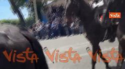 La mascotte Briciola insieme ai Corazzieri a cavallo alla parata del 2 Giugno