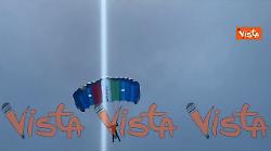 2 Giugno, i paracadutisti scendono su Via dei Fori Imperiali con un'enorme bandiera tricolore