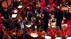 Decreto Sicurezza, Pd M5s e Avs in Aula si siedono in centro dell’Aula al Senato per protesta
