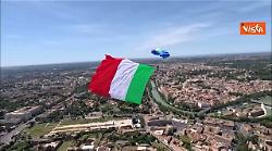2 Giugno, l'esibizione dei paracadutisti su Via dei Fori Imperiali vista dall'elicottero