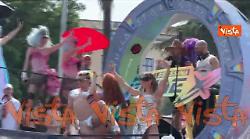 Rose Villain sul carro del Muccassassina sventola la bandiera palestinese al Pride di Roma