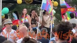 Pride a Roma, band che suonano e ragazzi che ballano sui carri arcobaleno della sfilata