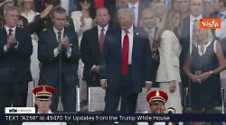 Trump e Melania mano nella mano alla parata militare di Washington accolti da spari dei cannoni