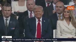 Soldati in costumi d'epoca sfilano a parata militare di Washington