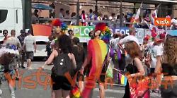 Animalisti travestiti da frati al Pride di Roma con i cartelli "Free animals"