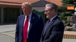 G7 Canada, Trump firma accordo con Starmer, ma gli cadono i fogli: "È un po' ventoso qui"