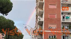 Un bellissimo arcobaleno prima singolo e poi doppio su via Prenestina, Roma dopo un breve acquazzone