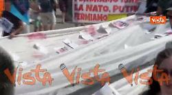 Bandiera della pace gigante alla manifestazione contro il riarmo a Roma, immagini