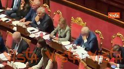 Meloni in Aula al Senato legge un biglietto, poi lo piega in due