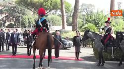 Mattarella accolto dal cane Briciola alla Scuola Ufficiali Carabinieri