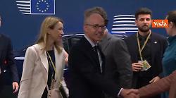 Macron con i capelli spettinati arriva a Bruxelles per il Consiglio Europeo