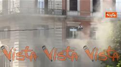 Incendio a piazza Vittorio a Roma all’angolo del giardino, intervengono i Vigili del Fuoco