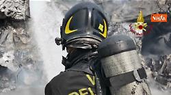 Esplode distributore carburanti a Roma, le operazioni di spegnimento dei Vigili del fuoco