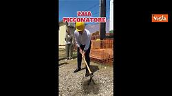 Zaia "picconatore" a Roncade per posa prima pietra soppressione passaggio a livello
