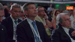 Meloni al Congresso Cisl, per la premier in dono un mazzo di fiori