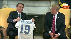 Dazi Usa a Brasile al 50%, furia di Lula. Trump e Bolsonaro nel 2019 si scambiarono maglie calcio