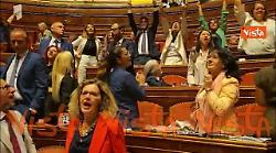 M5S protestano in Senato contro la riforma della giustizia con cartelli con Falcone e Borsellino