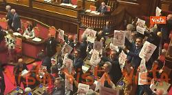 Pd con Costituzioni al contrario in Aula al Senato per protesta dopo approvazione ddl giustizia