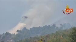 Incendio boschivo al parco nazionale del Vesuvio, le immagini dei Canadair al lavoro