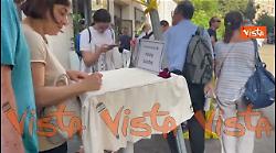 Ultimo saluto a Pippo Bado, ecco la firma del libro all'ingresso della camera ardente