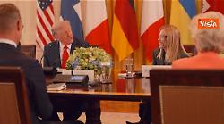 Vertice su Ucraina alla Casa Bianca, la foto di gruppo con Trump, Meloni, Zelensky e i leader Ue