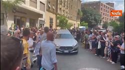 Addio Pippo Baudo, il feretro lascia la Rai tra gli applausi. I funerali nella sua Sicilia