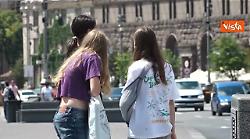 I cavalli di frisia dipinti con fiori, la "normalità" della guerra a Kiev