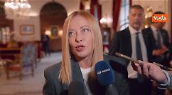 Meloni alza gli occhi al cielo prima del punto stampa con i cronisti a Washington, l’immagine virale