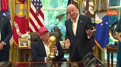 Mondiali 2026, Trump a fianco di Infantino solleva la coppa: "Posso tenerla?"