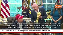 Trump con Coppa del Mondo nello Studio Ovale: Posso tenerla? Starebbe bene tra gli angeli d'oro