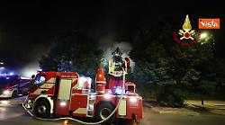 In fiamme il Teatro Viper di Firenze, crollato il tetto. L'intervento dei Vigili del Fuoco