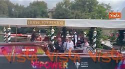 Venezia 82, il presidente della giuria Alexander Payne in posa con il direttore della Mostra Barbero