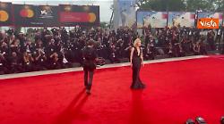 Venezia 82, Cate Blanchett sul red carpet della Mostra in total black con scollatura gioiello