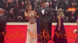 Venezia 82, Beatrice Valli elegantissima sfila sul red carpet della Mostra col marito Marco Fantini