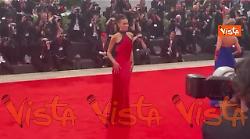 Venezia 82, Paola Turani sfila in rosso sul red carpet della Mostra del Cinema