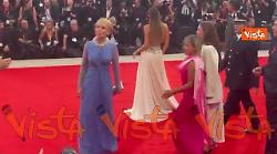 Venezia 82, Patrizia Sandretto Re Rebaudengo sfila sul red carpet con un abito in stile retrò