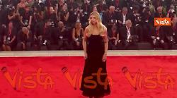 Venezia 82, Danielle Marcan sfila sul red carpet in total black con originale gioiello sul braccio