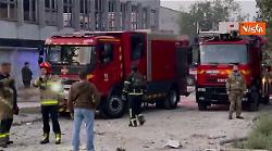 Attacchi russi a Kiev, i soccorritori cercano sopravvissuti e vittime tra le macerie