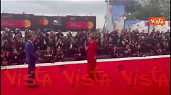 Venezia 82, Emanuela Fanelli in rosso per la seconda serata della Mostra