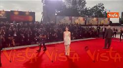 Venezia 82, Emma Stone brilla sul red carpet della Mostra del Cinema in un abito a palloncino