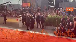 Venezia 82, pubblico in visibilio per Emma Stone e il cast di Bugonia