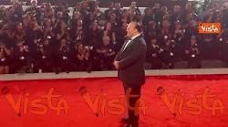 Venezia 82, Stavros Halkias sul red carpet del film Bugonia