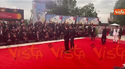 Venezia 82, Matteo Guerrieri sfila sul red carpet del film Bugonia alla Mostra del cinema