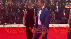Venezia 82, Natalia Paragoni sfila sul red carpet di Bugonia con un abito total black in velluto