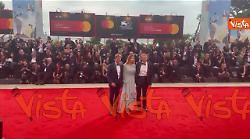 Venezia 82, Giorgio Pasotti con la moglie Claudia Tosoni sfilano sul red carpet